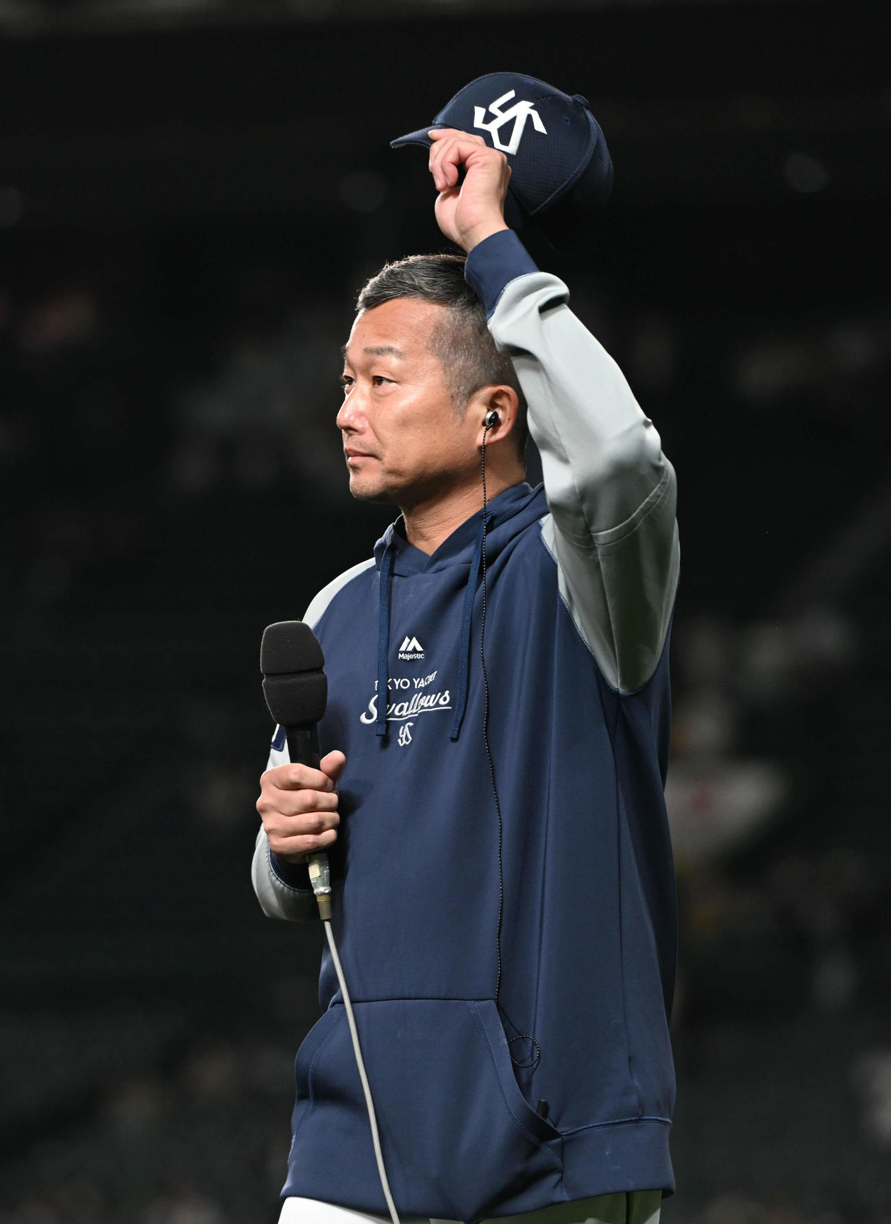 22年連続勝利を挙げた石川はファンの声援に応える（撮影・石井愛子）