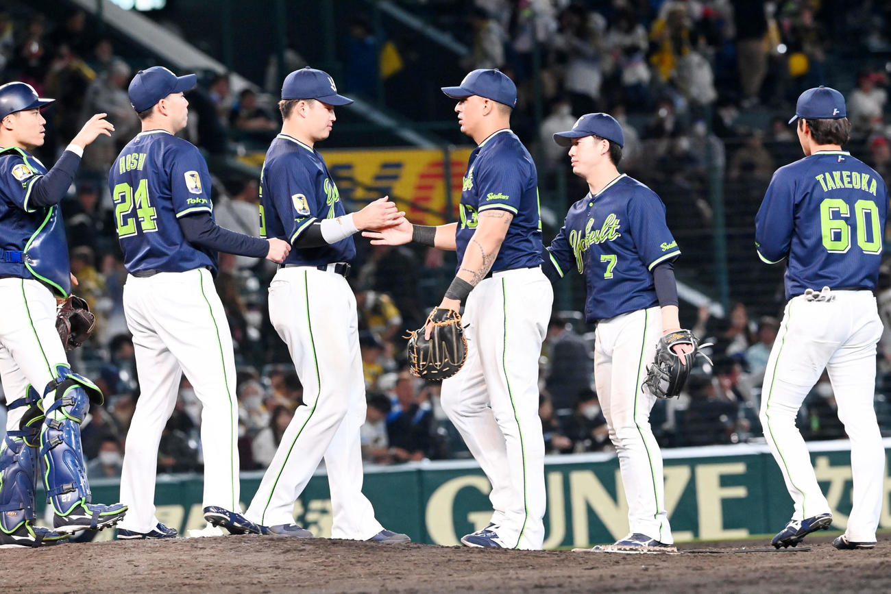阪神に勝利、喜ぶヤクルトナイン（撮影・前岡正明）