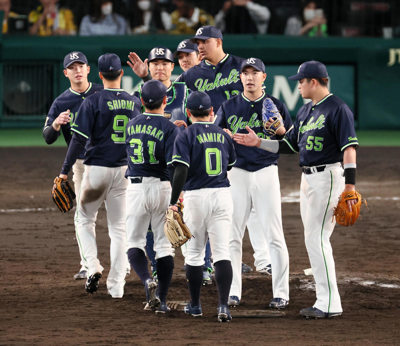 阪神に勝利しマウンドでタッチするヤクルトナイン（撮影・加藤哉）