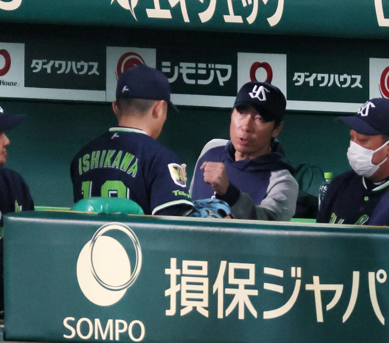 阪神対ヤクルト　6回裏阪神1死二塁、木沢と交代で降板した先発石川（左）をタッチで迎える高津監督（撮影・加藤哉）