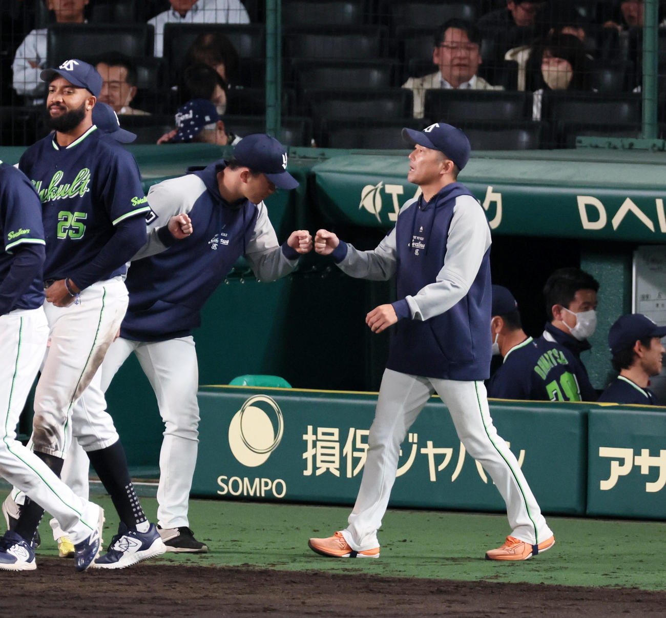 阪神に勝利しナインとタッチする石川（撮影・加藤哉）