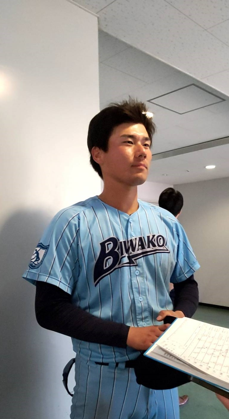 決勝打を放ち、取材を受けるびわこ成蹊スポーツ大・湯浅（撮影・柏原誠）