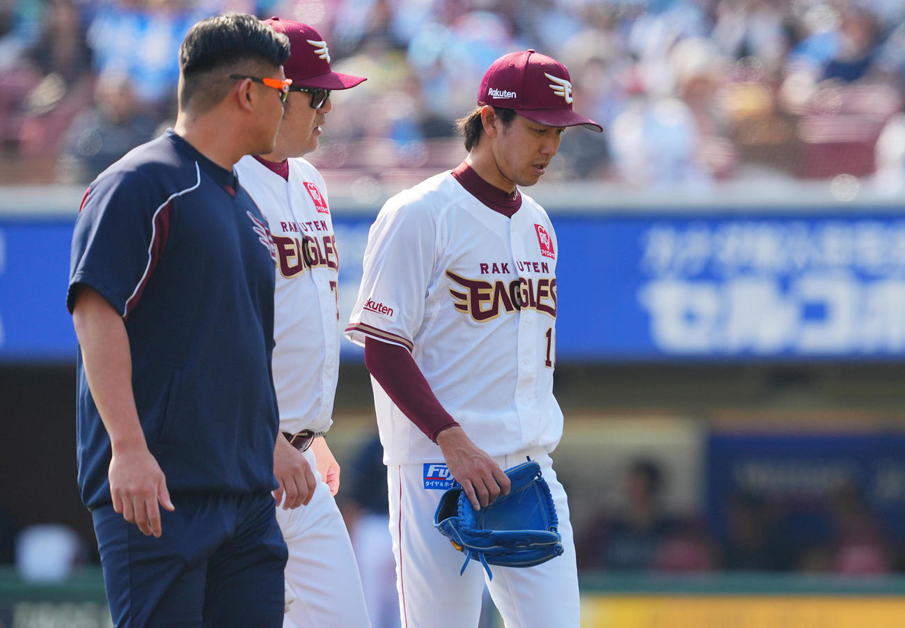 楽天対オリックス　3回表オリックス1死一、二塁、治療でベンチに戻る岸（右）（撮影・垰建太）