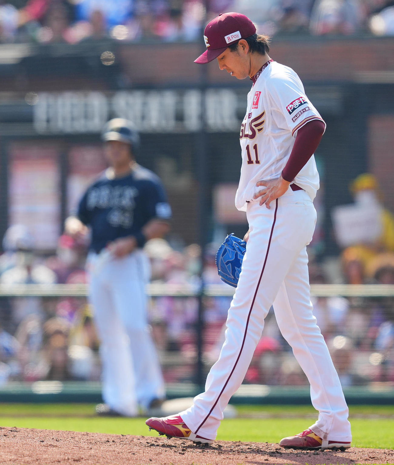 楽天対オリックス　3回表オリックス1死一、二塁、マウンドでさえない表情の岸（撮影・垰建太）