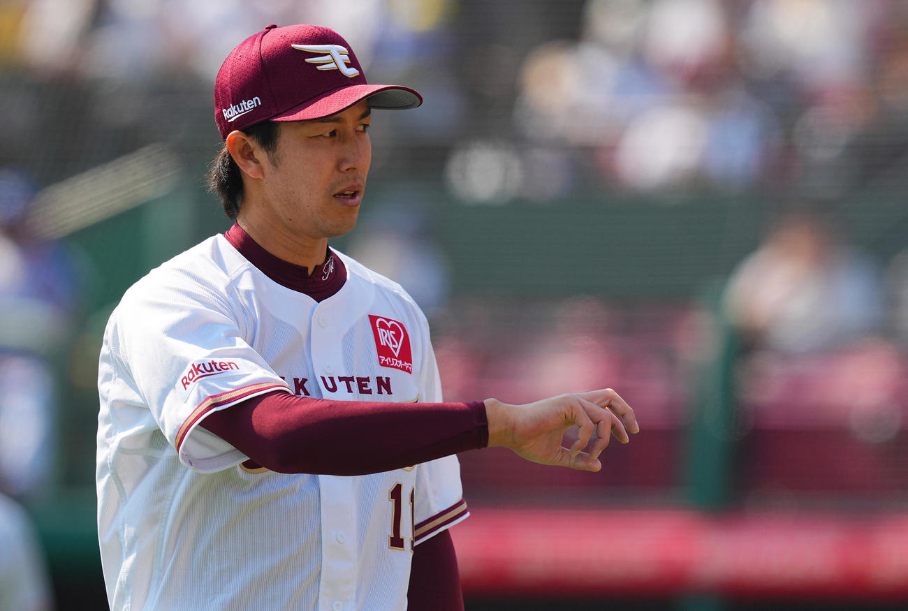 楽天対オリックス　1回表オリックスの攻撃を無失点に抑えナインの出迎えを受ける楽天先発の岸（撮影・垰建太）