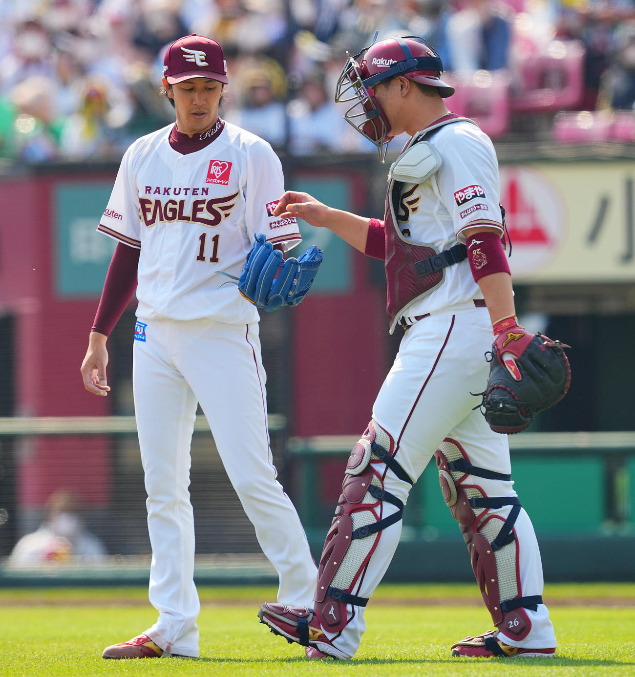 楽天対オリックス　2回表オリックス1死一、二塁、先制を許し言葉を交わす楽天岸（左）と炭谷（撮影・垰建太）