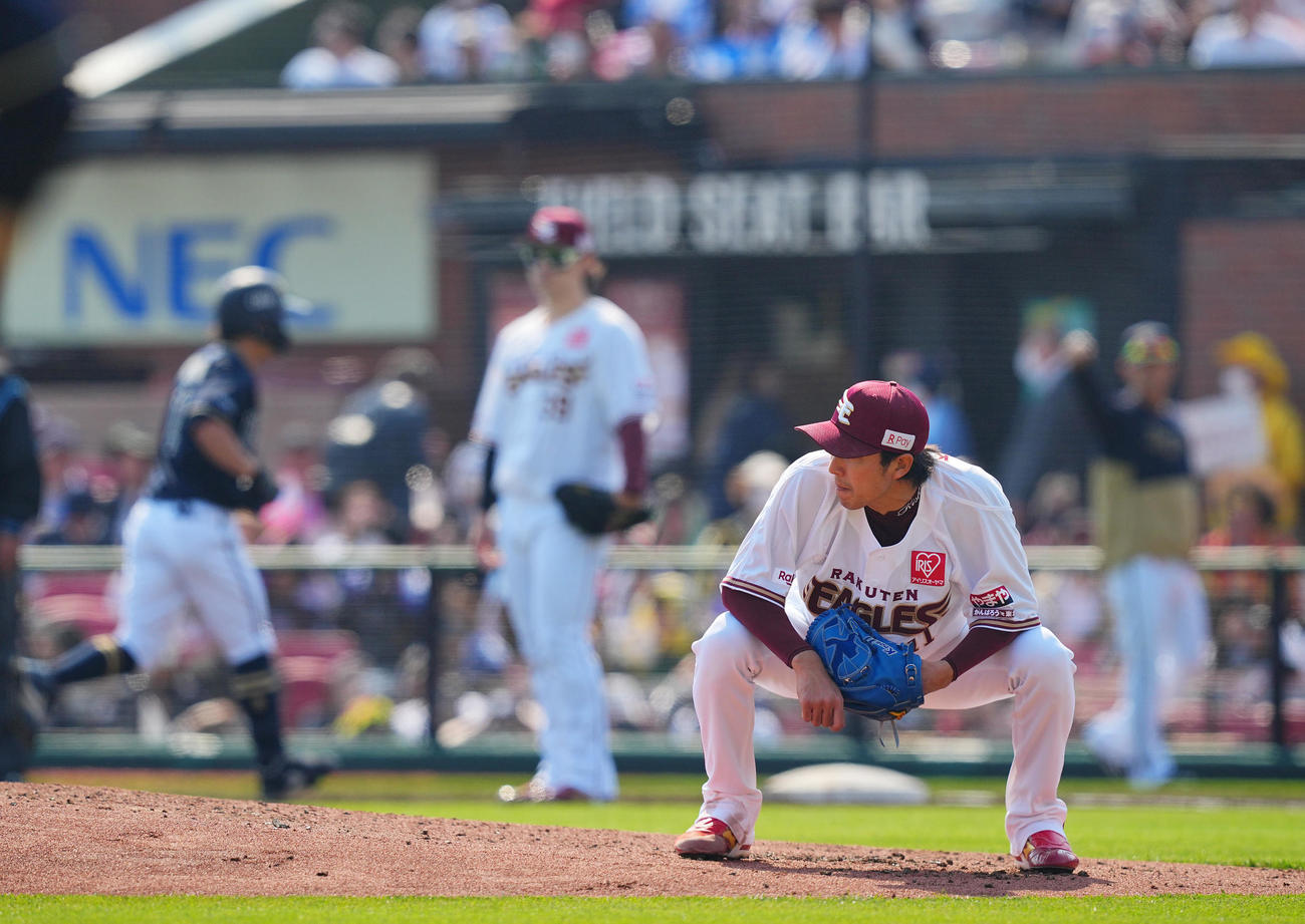 楽天対オリックス　2回表オリックス2死一、三塁、福田（左）に適時打を許しぼうぜんとしゃがみ込む岸（撮影・垰建太）