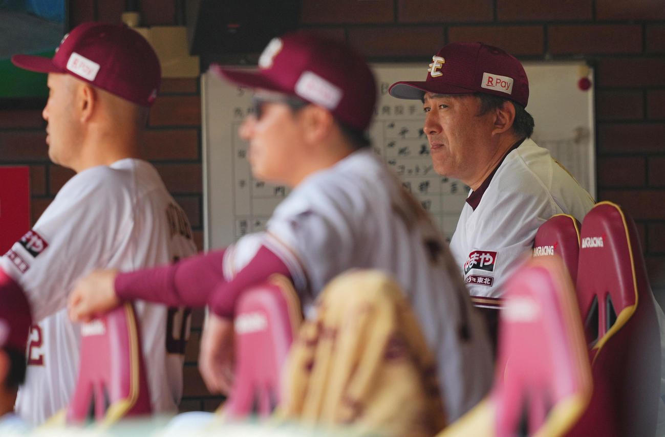 楽天対オリックス　2回表オリックスに立て続けに失点を許しベンチでさえない表情の楽天石井監督（右）（撮影・垰建太）