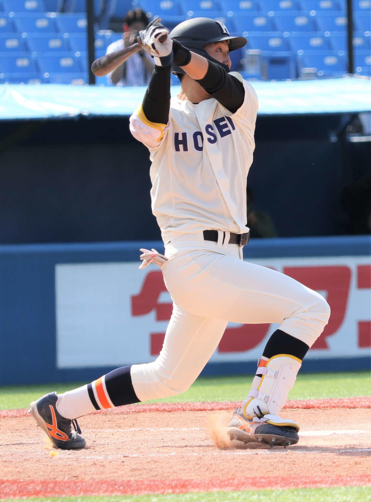 法大対早大　9回表法大1死一塁、右越えに逆転2点本塁打を放つ内海貴（撮影・玉利朱音）