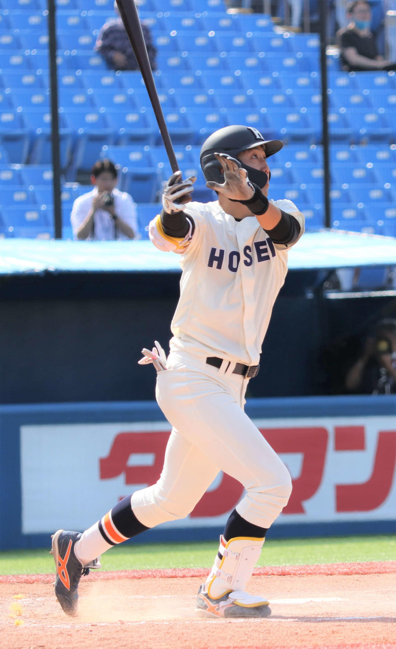 法大対早大　9回表法大1死一塁、右越えに逆転2点本塁打を放つ内海貴（撮影・玉利朱音）