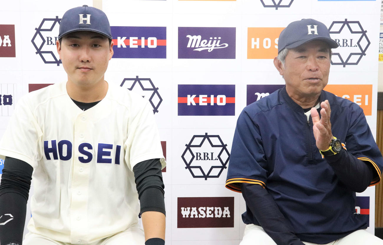 法大対早大　試合後、会見に臨む法大の加藤監督（右）と内海貴（撮影・玉利朱音）