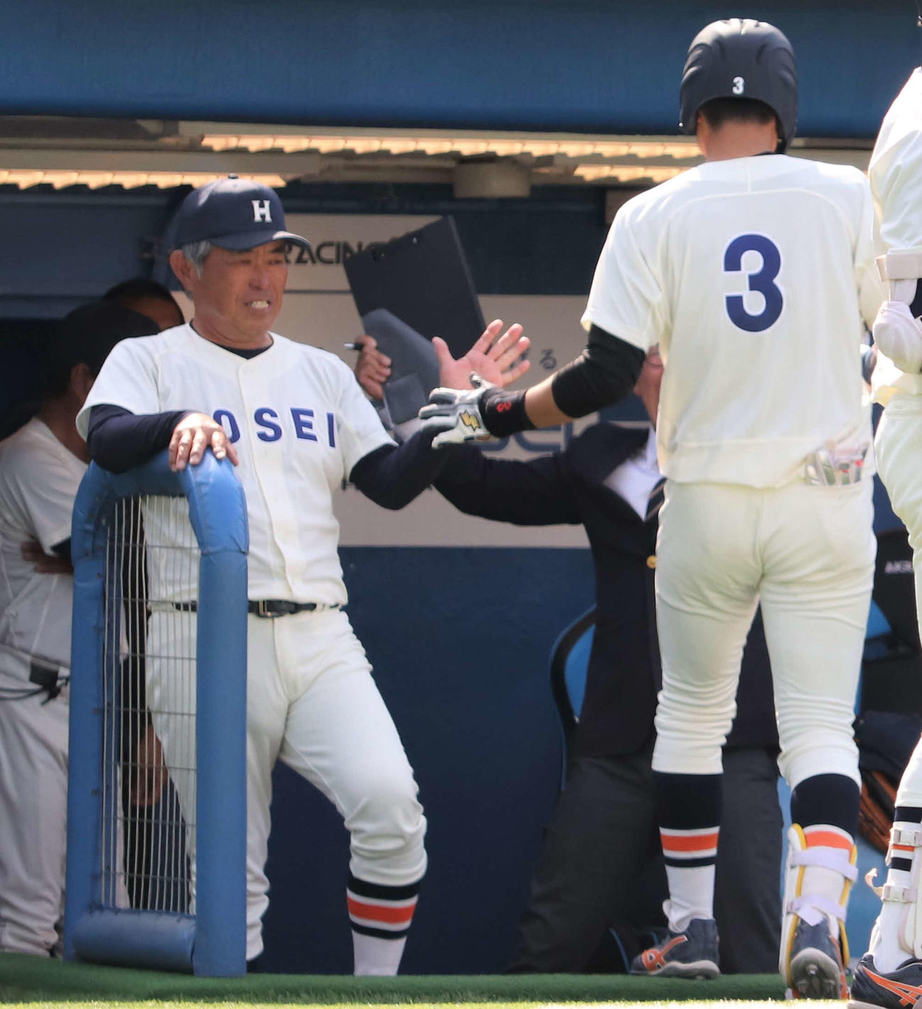 法大対早大　9回表法大1死一塁、逆転2点本塁打を放った内海貴（右）とタッチを交わす加藤監督（撮影・玉利朱音）