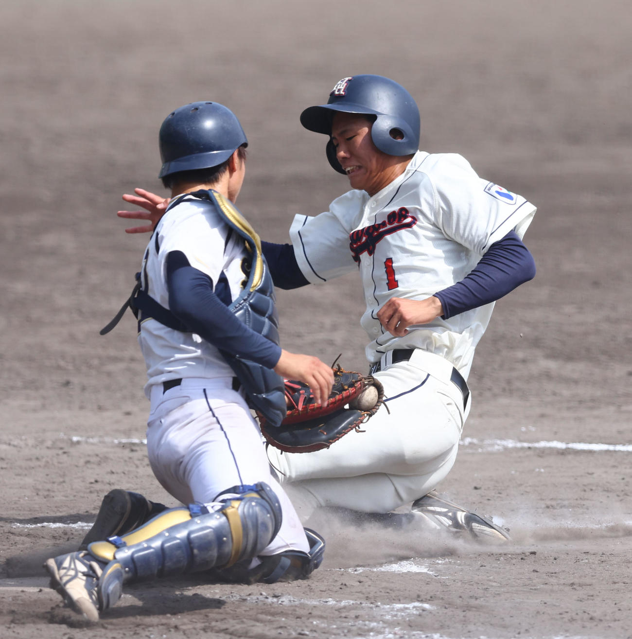 滋大学野球春季リーグ　花園大対滋賀大　9回表花園大1死一、三塁、岩田優雅の一塁野選で勝ち越しのホームに滑り込む生還する三走の宮村和暉。捕手は滋賀大・千田桜司郎（撮影・藤尾明華）