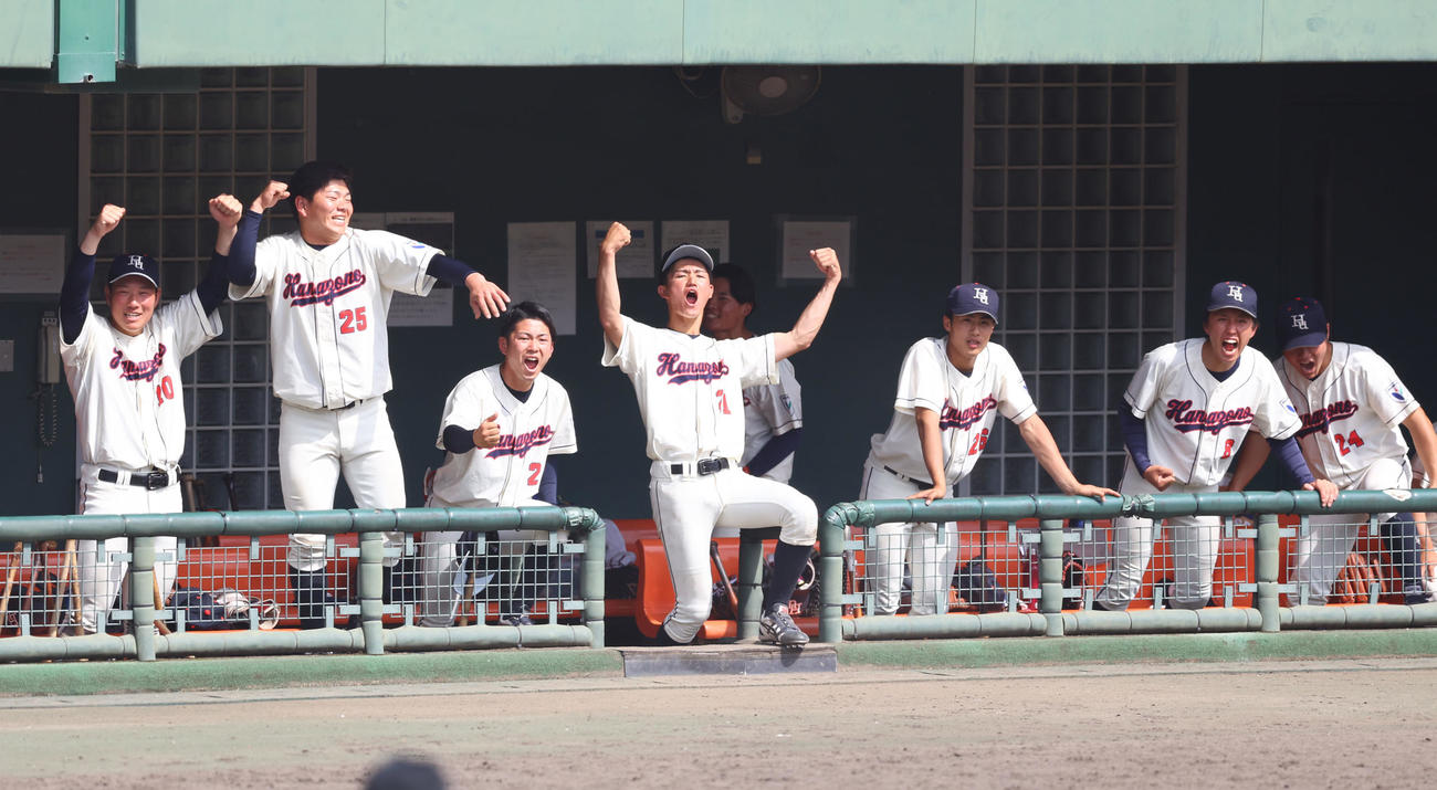 京滋大学野球春季リーグ　花園大対滋賀大　9回表花園大1死一、三塁、岩田優雅の一塁野選で三走の宮村和暉が生還し、喜ぶ花園大ナイン（撮影・藤尾明華）