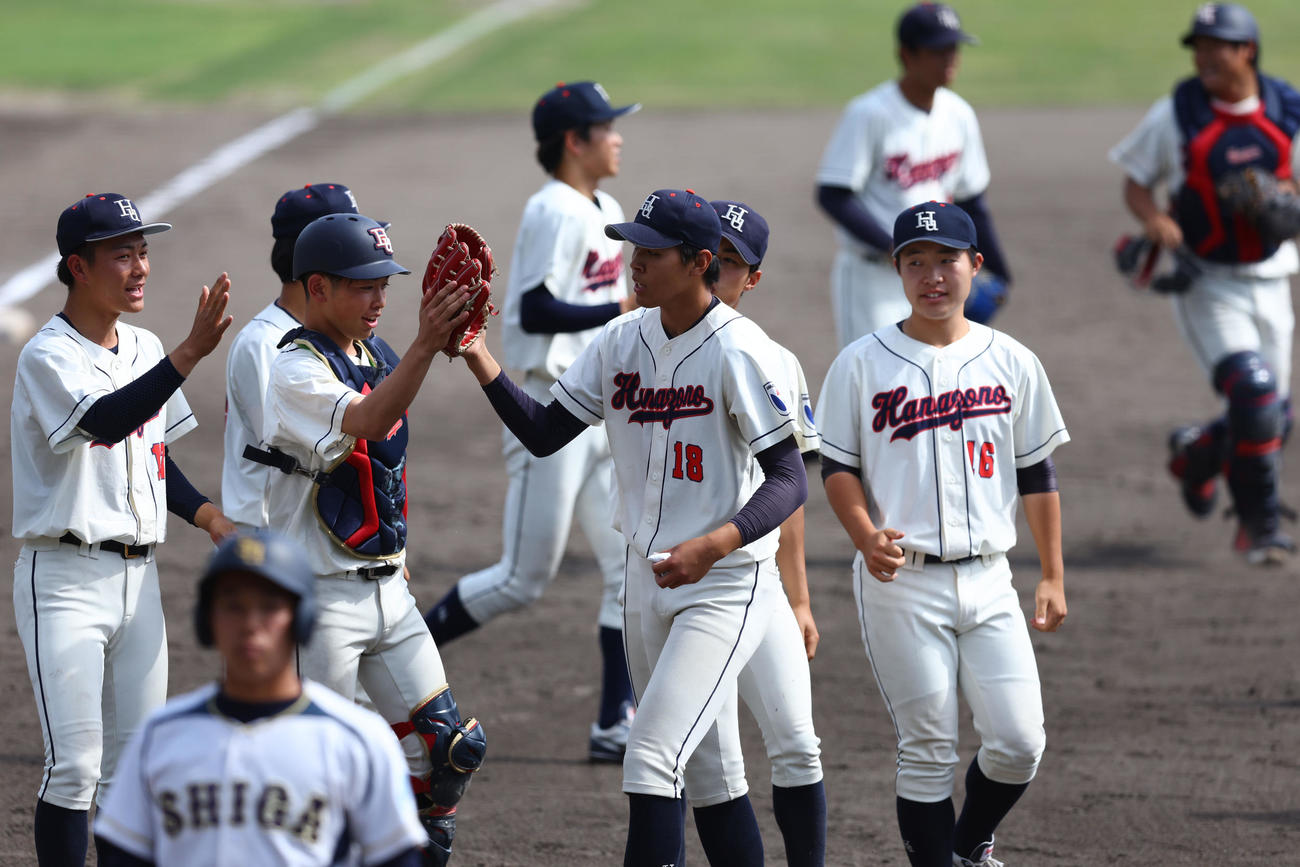 京滋大学野球春季リーグ　花園大対滋賀大　滋賀大に競り勝ちタッチを交わす小林純大（18）ら花園大ナイン（撮影・藤尾明華）
