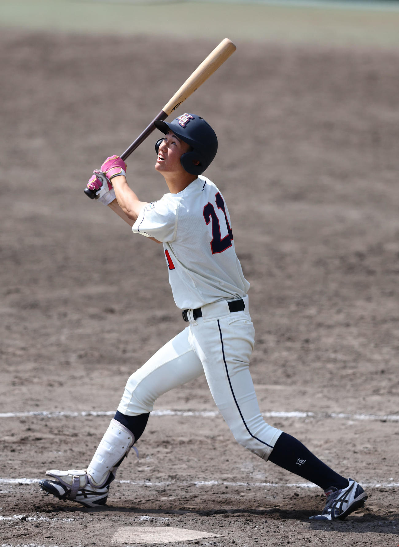 京滋大学野球春季リーグ　花園大対滋賀大　8回表花園大無死一、三塁、岩内琉貴也が左前に同点打を放つ（撮影・藤尾明華）