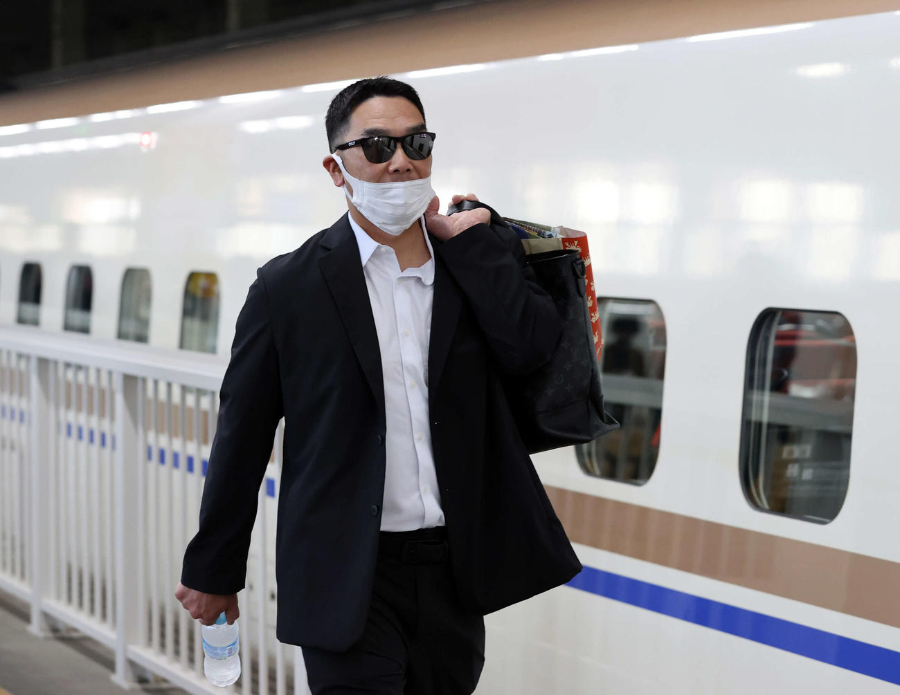 新潟から帰京する巨人阿部ヘッド兼バッテリーコーチ（撮影・浅見桂子）
