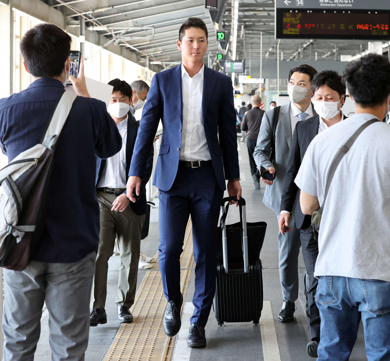新潟から帰京する巨人秋広（撮影・浅見桂子）