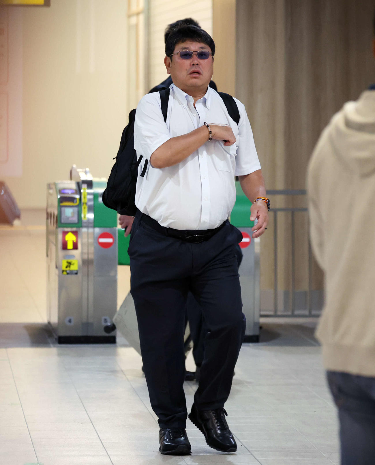 帰京のため、新潟駅を出発する巨人大久保打撃チーフコーチ（撮影・宮地輝）