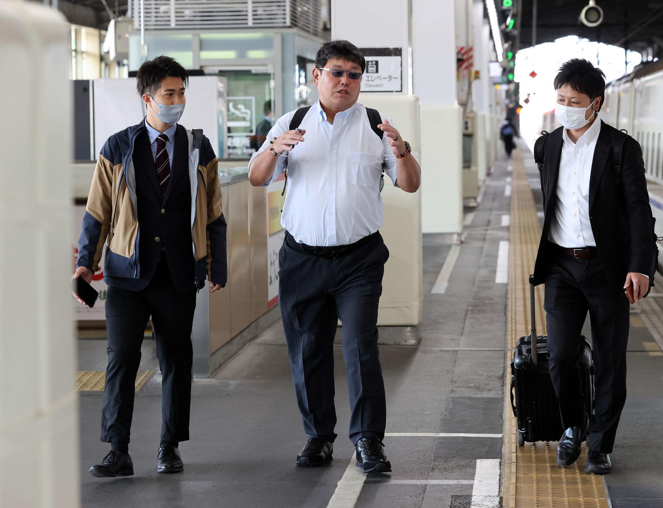 新潟から帰京する巨人大久保打撃チーフコーチ（撮影・浅見桂子）