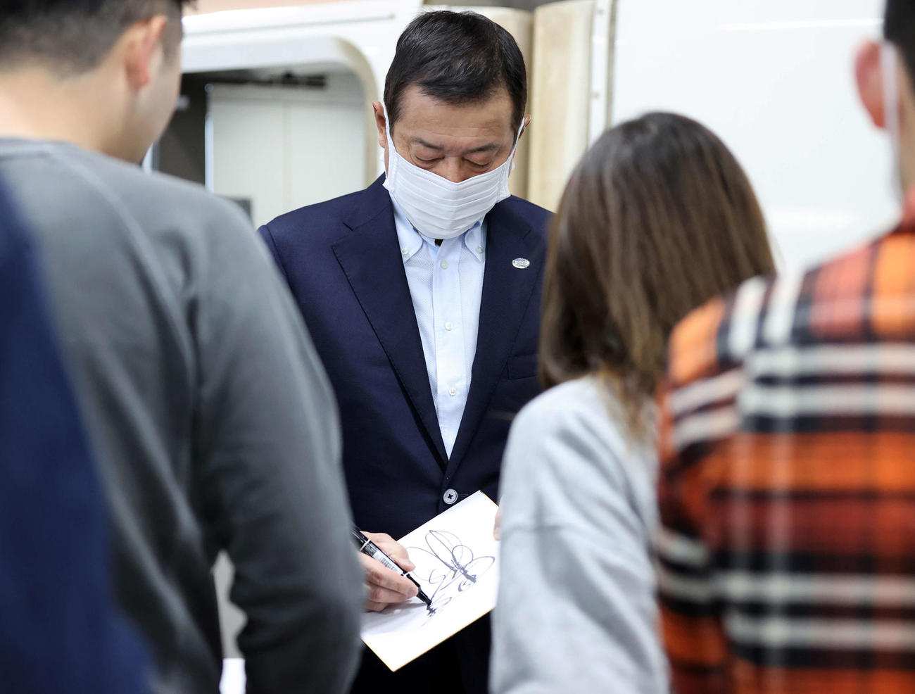 新潟から帰京する、新幹線ホームでファンにサインする巨人原監督（撮影・浅見桂子）