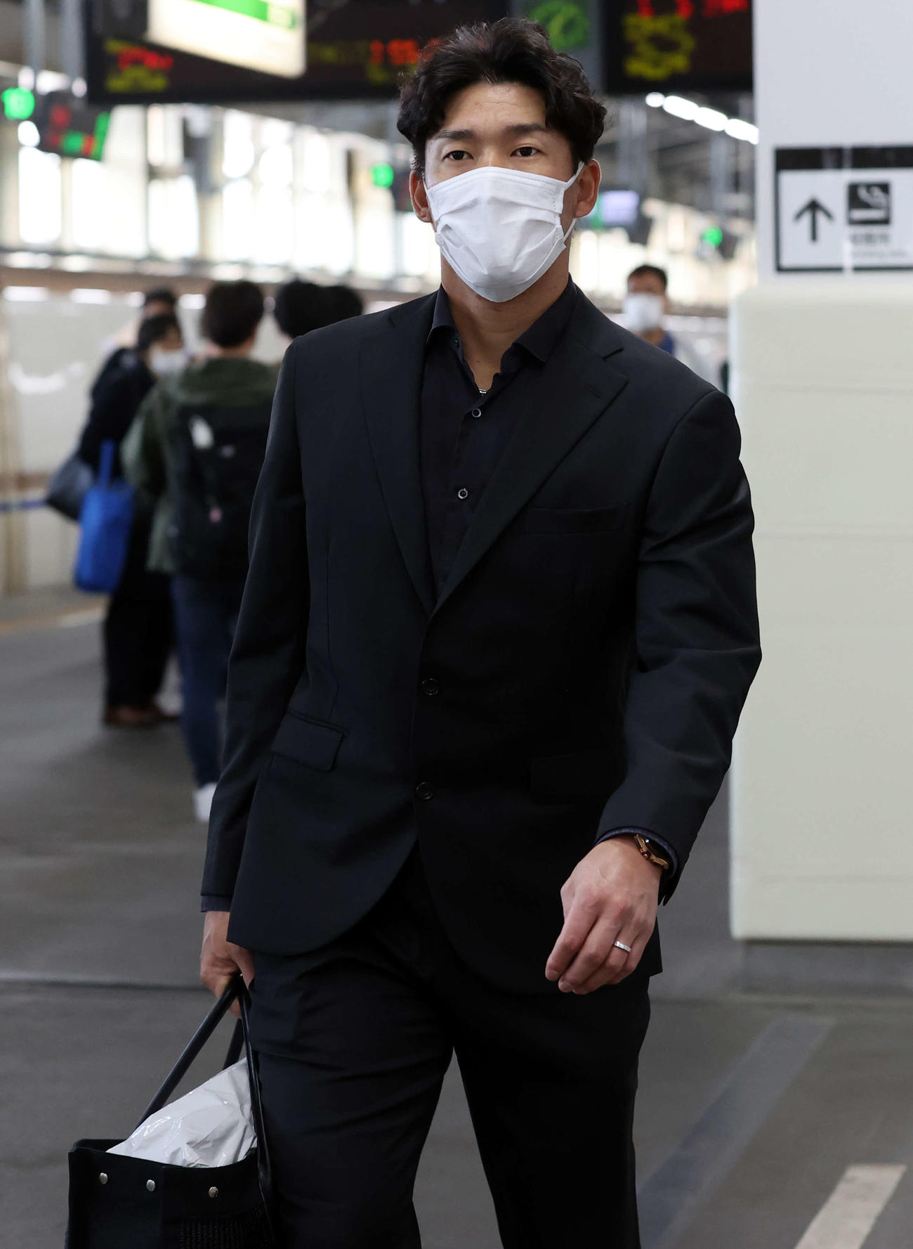 新潟から帰京する巨人梶谷（撮影・浅見桂子）