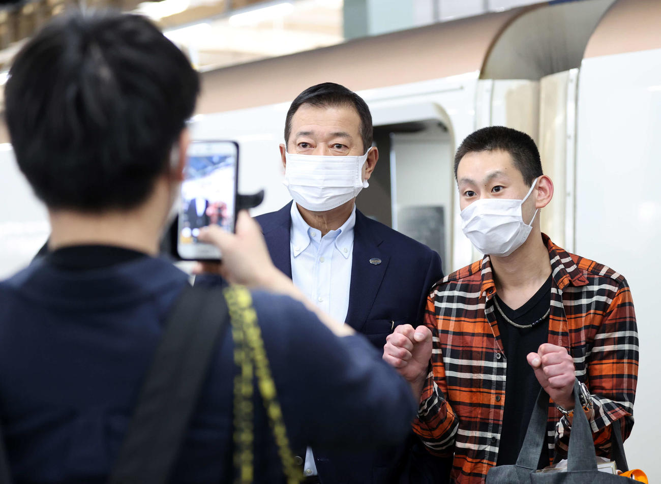 新潟から帰京する新幹線ホームでファンと機縁撮影する巨人原監督（撮影・浅見桂子）