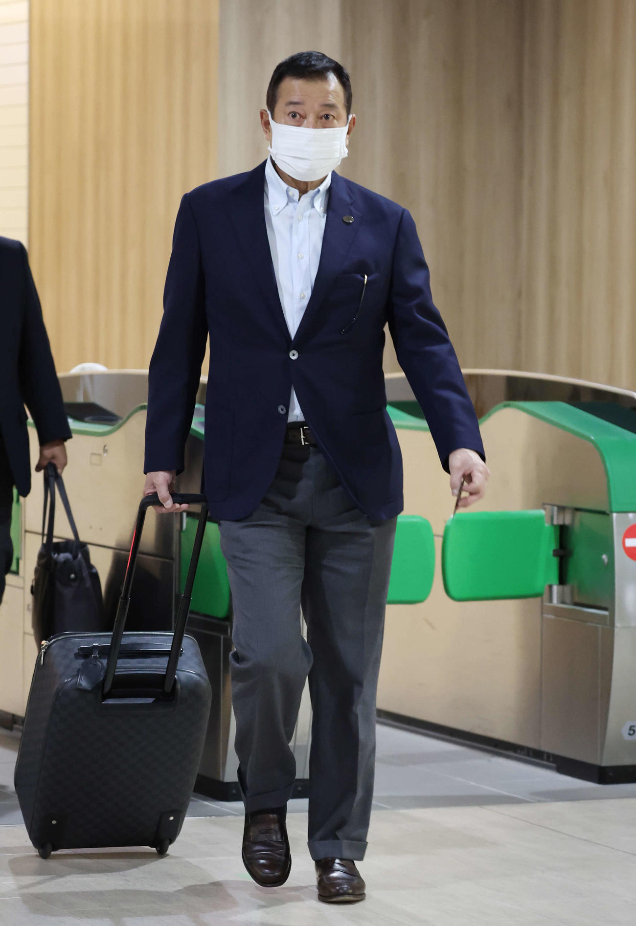 帰京のため、新潟駅を出発する巨人原監督（撮影・宮地輝）