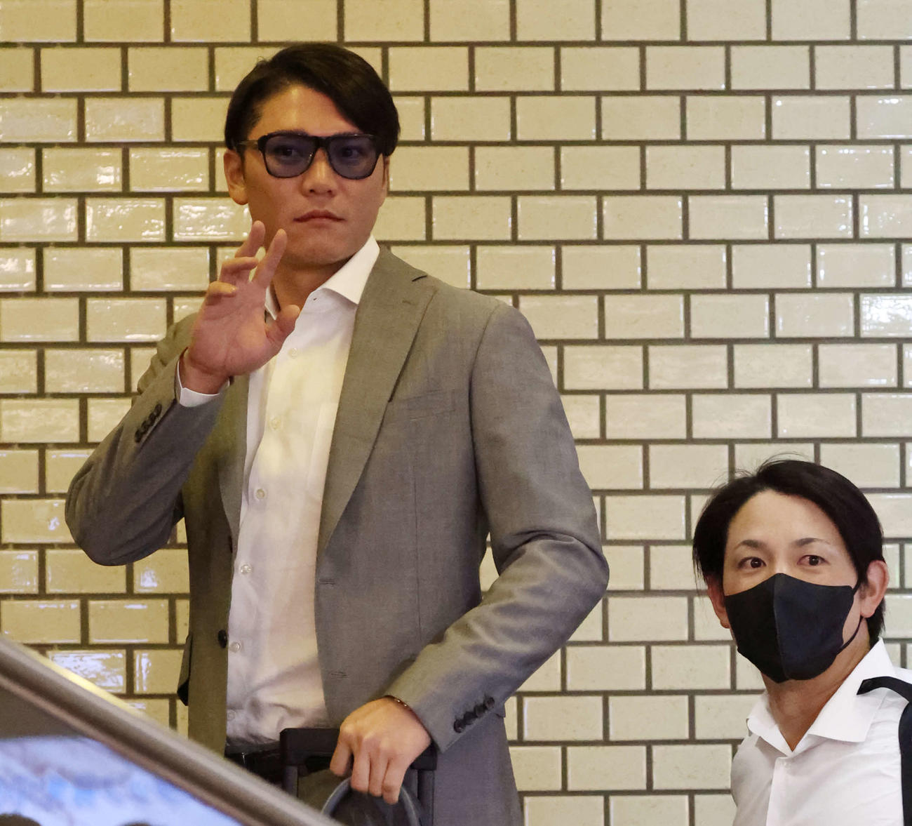 帰京のため、手を振り、新潟駅を出発する巨人坂本（左）と小林（撮影・宮地輝）