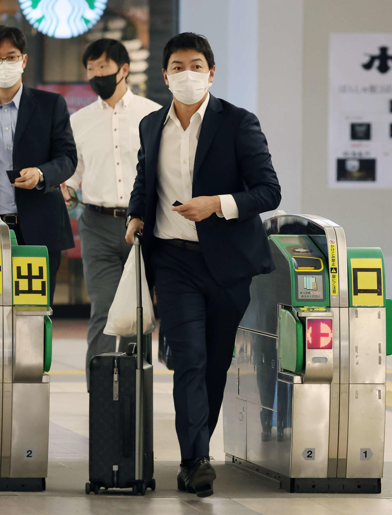 帰京のため、新潟駅を出発する巨人長野（撮影・宮地輝）
