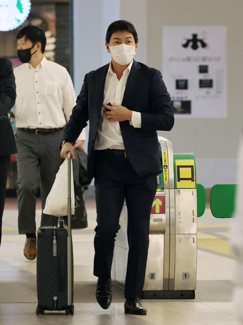 帰京のため、新潟駅を出発する巨人長野（撮影・宮地輝）
