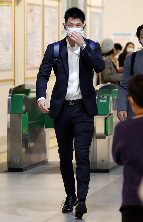 帰京のため、新潟駅を出発する巨人戸郷（撮影・宮地輝）