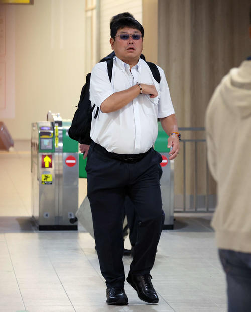 帰京のため、新潟駅を出発する巨人大久保打撃チーフコーチ（撮影・宮地輝）