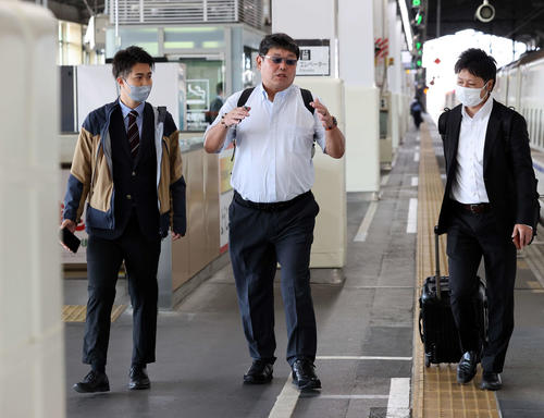 新潟から帰京する巨人大久保打撃チーフコーチ（撮影・浅見桂子）