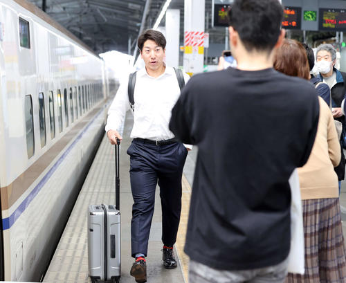 新潟から帰京する新幹線ホームでファンに写真を撮られる巨人大勢（撮影・浅見桂子）
