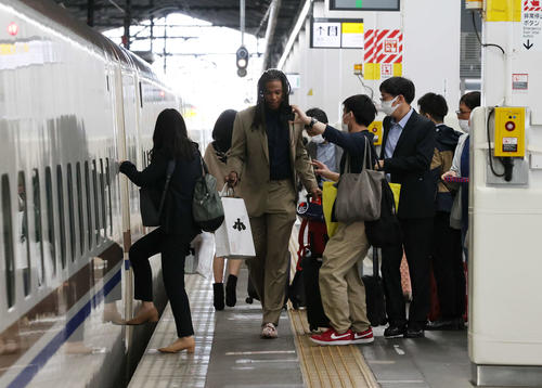 新潟から帰京する新幹線ホームでファンに囲まれる巨人ウォーカー（撮影・浅見桂子）