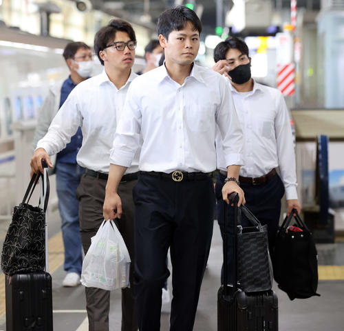 新潟から帰京する、左から巨人菊田、中山、門脇（撮影・浅見桂子）