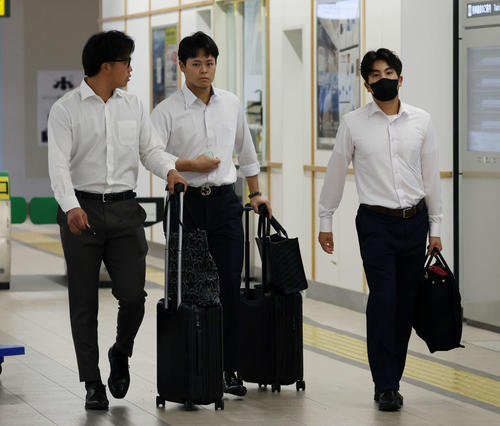 帰京のため、新潟駅を出発する巨人菊田（左）、中山（中央）、門脇（撮影・宮地輝）