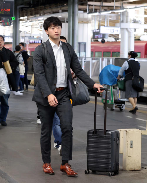 新潟から帰京する巨人直江（撮影・浅見桂子）