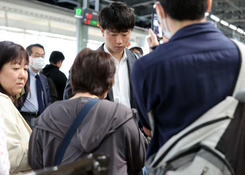 新潟から帰京する巨人直江はホームでファンにサイン（撮影・浅見桂子）
