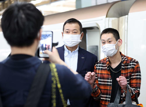 新潟から帰京する新幹線ホームでファンと機縁撮影する巨人原監督（撮影・浅見桂子）