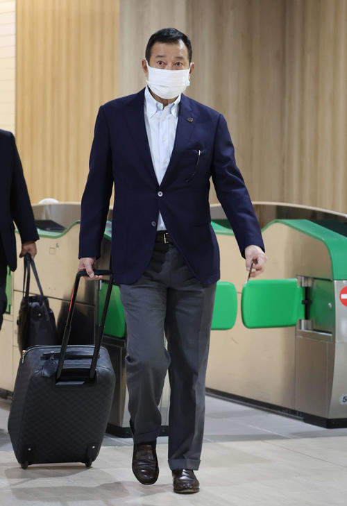帰京のため、新潟駅を出発する巨人原監督（撮影・宮地輝）