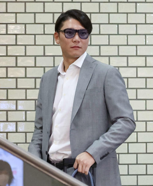 帰京のため、新潟駅を出発する巨人坂本（撮影・宮地輝）