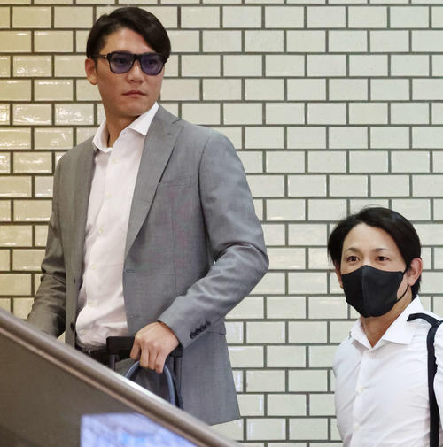 帰京のため、新潟駅を出発する巨人坂本（左）と小林（撮影・宮地輝）
