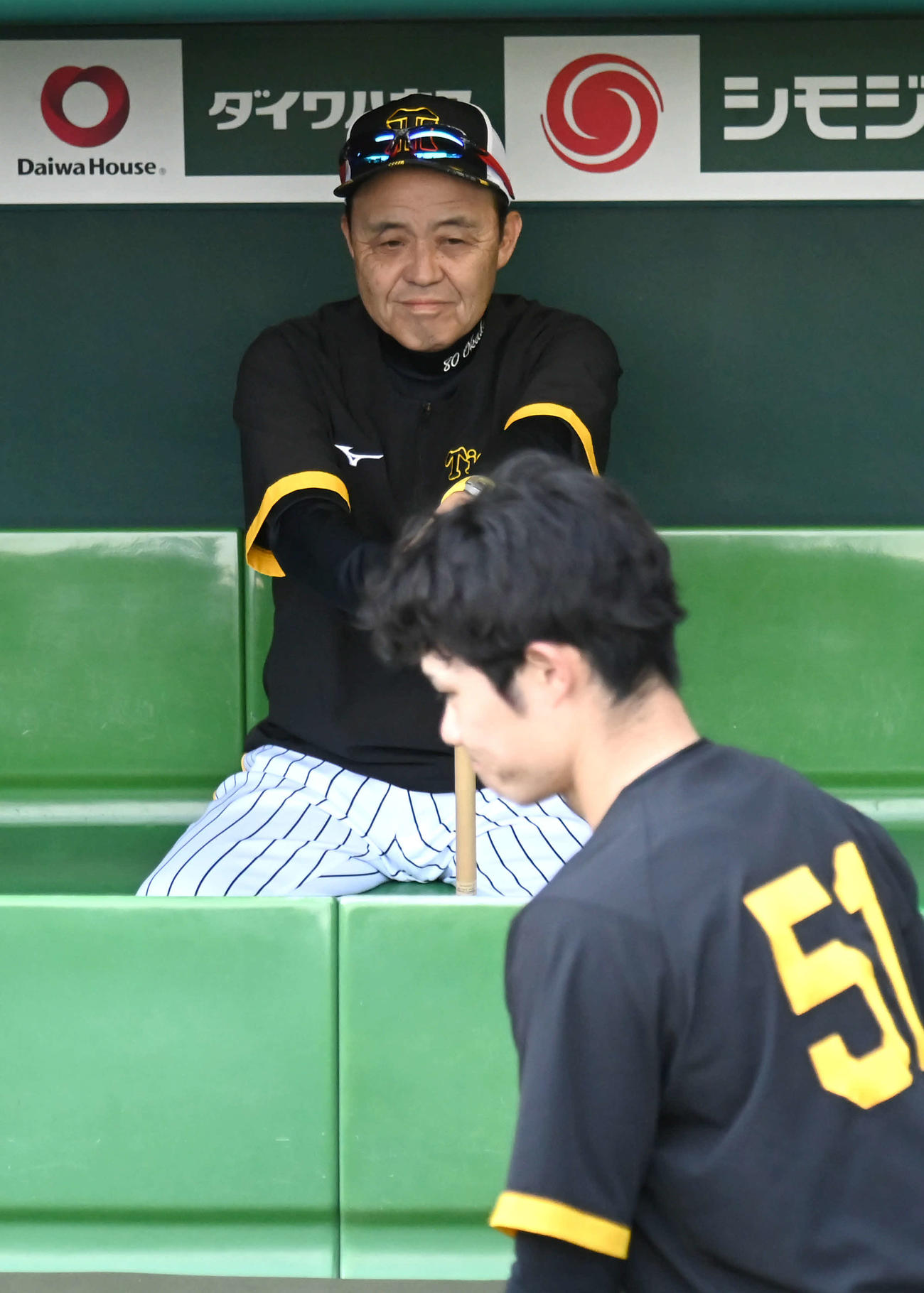 阪神対ヤクルト　岡田監督に見つめられる中、練習を引き上げる中野（撮影・石井愛子）