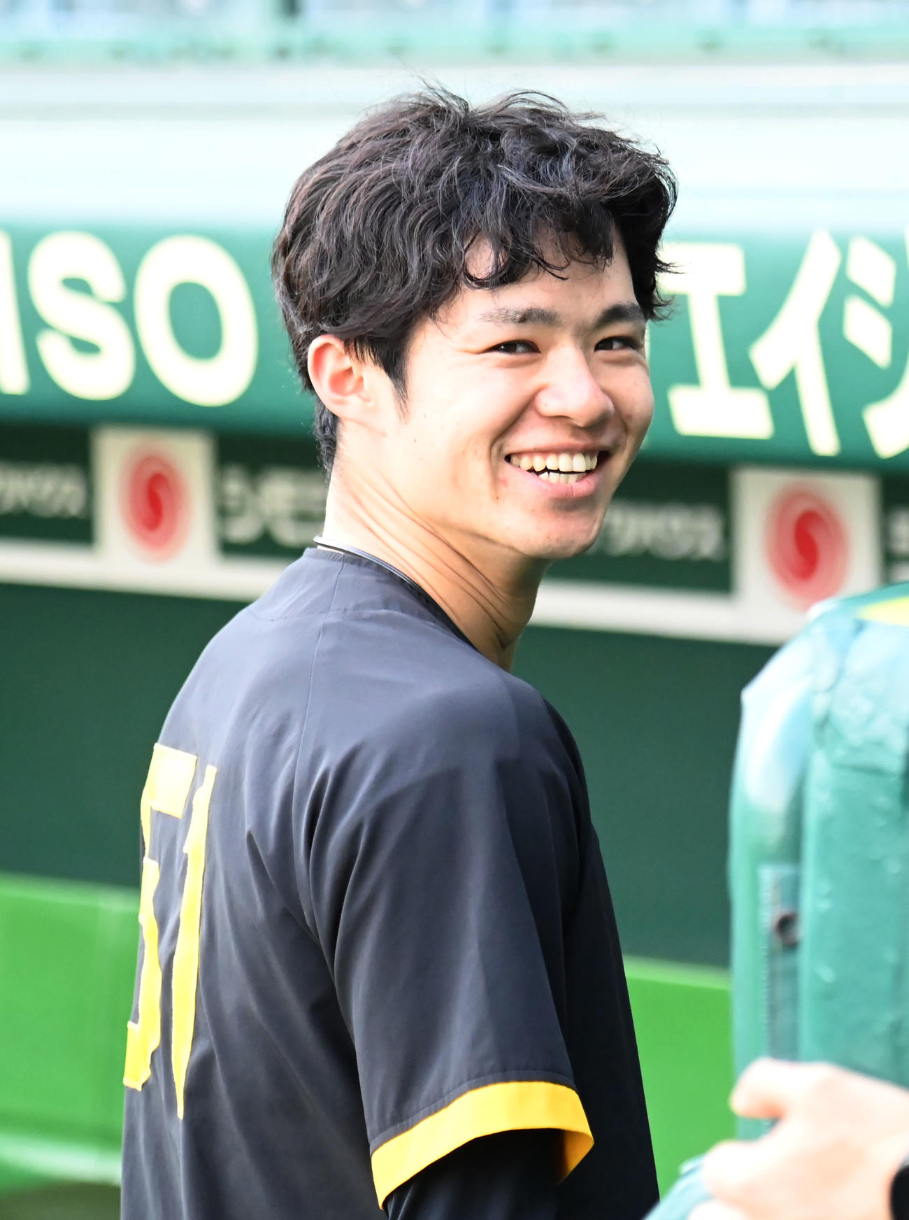 阪神対ヤクルト　練習を終えて笑顔を見せる中野（撮影・石井愛子）