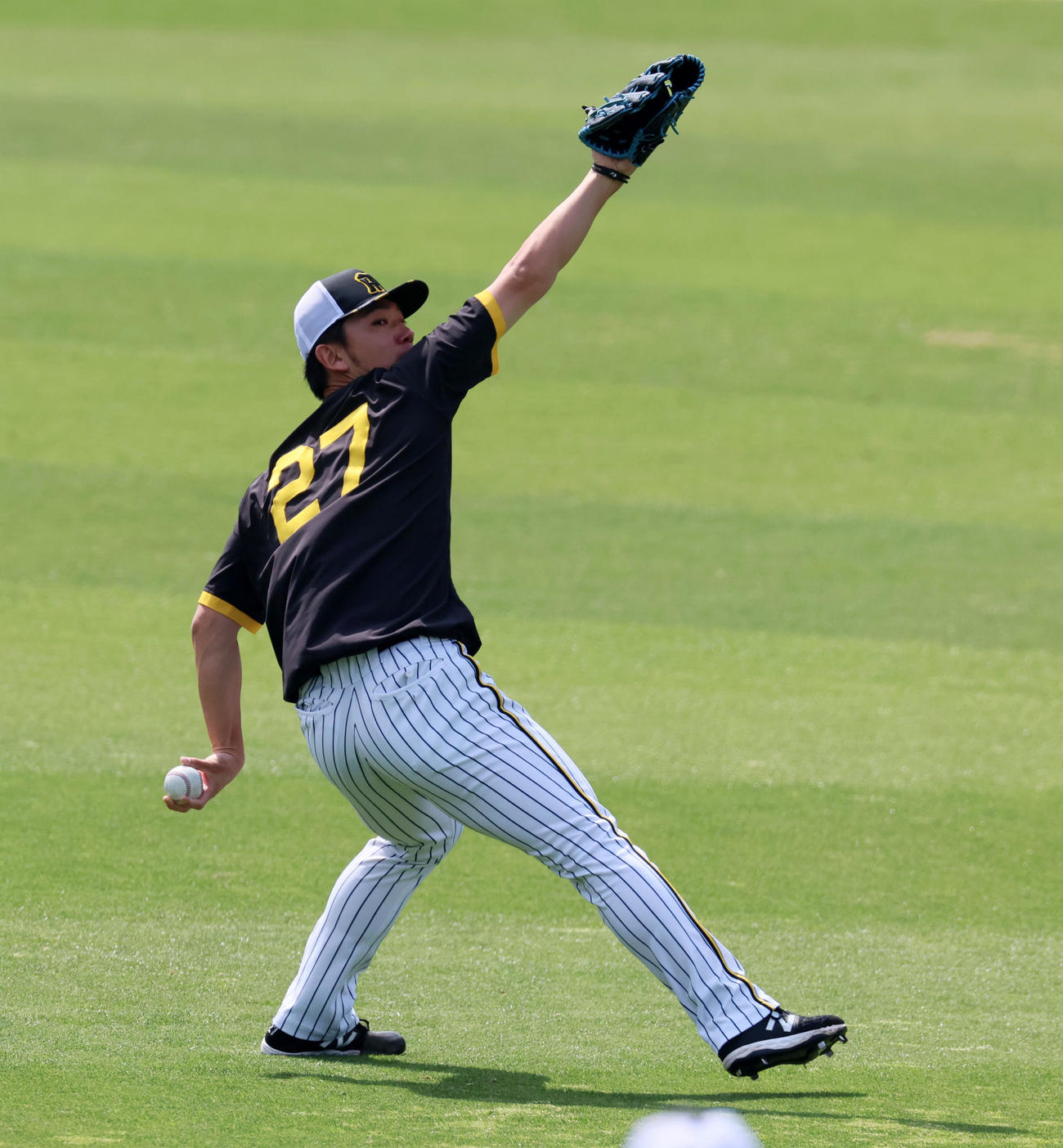阪神対ヤクルト　練習でキャッチボールする伊藤将（撮影・加藤哉）