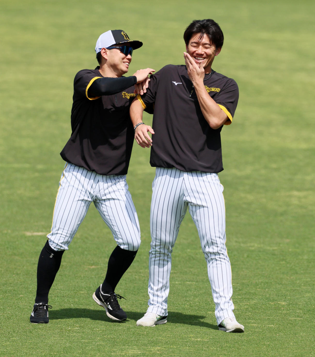 阪神対ヤクルト　糸原（左）と談笑する伊藤将（撮影・加藤哉）