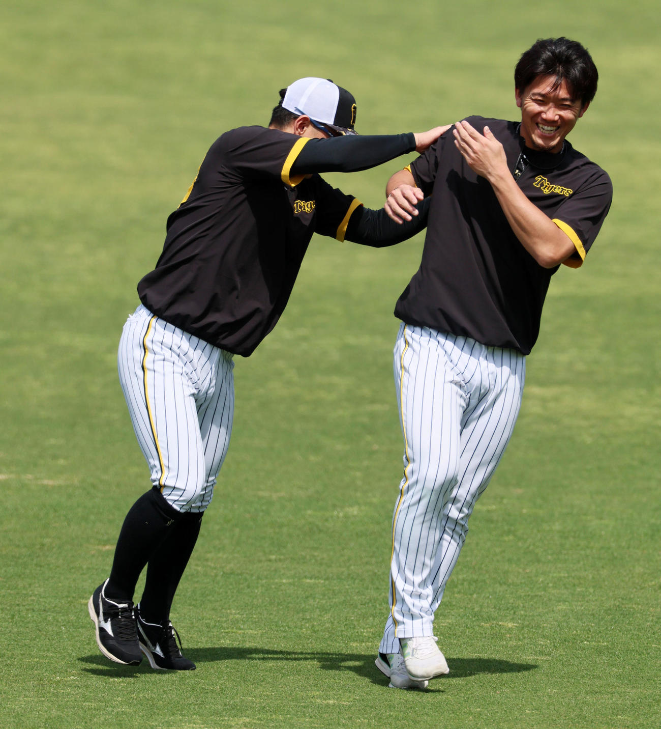 阪神対ヤクルト　糸原（左）と談笑する伊藤将（撮影・加藤哉）