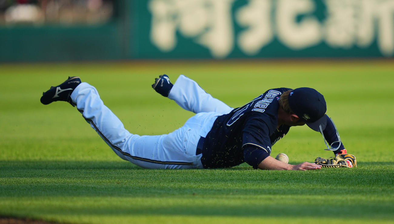 楽天対オリックス　7回裏楽天無死、浅村の打球を好捕する大城（撮影・垰建太）